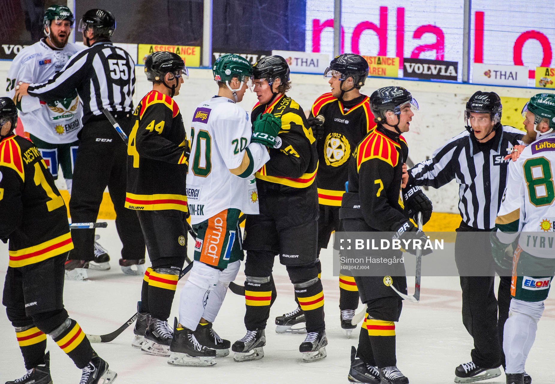 Irriterat mellan Brynäs Lucas Carlsson och Färjestads