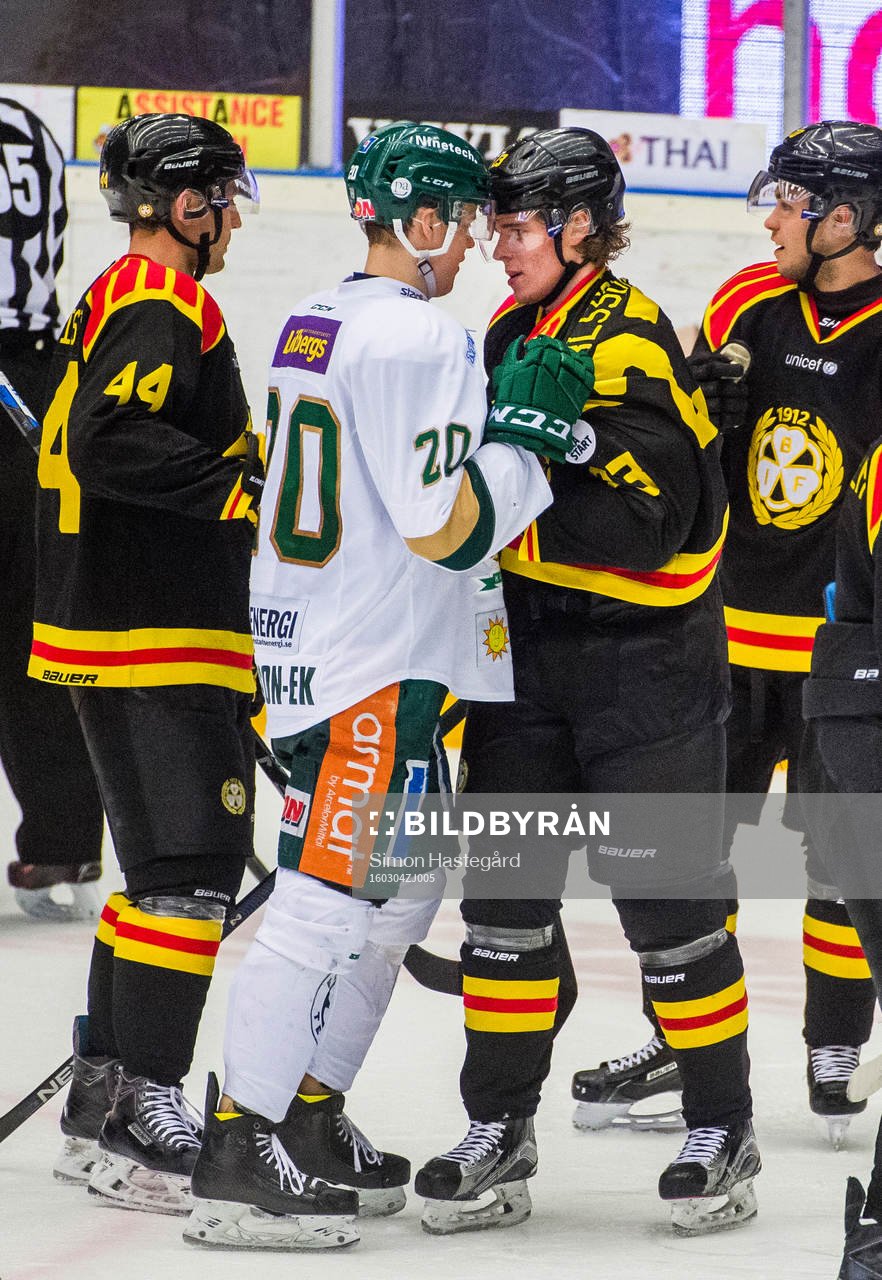 Irriterat mellan Brynäs Lucas Carlsson och Färjestads