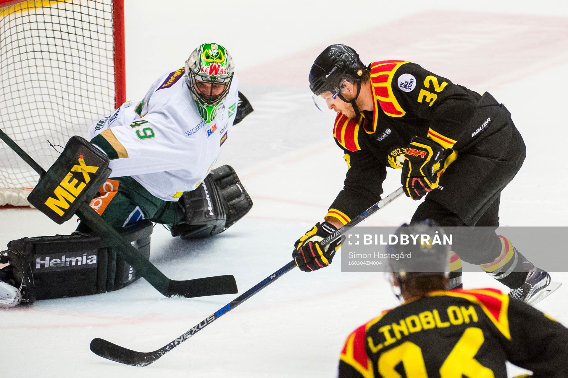 Brynäs Nick Johnson  utmanar Färjestads målvakt Justin