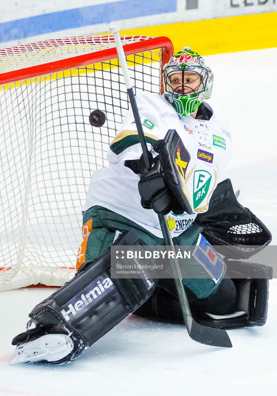 Färjestads målvakt Justin Pogge ser pucken träffa ribban