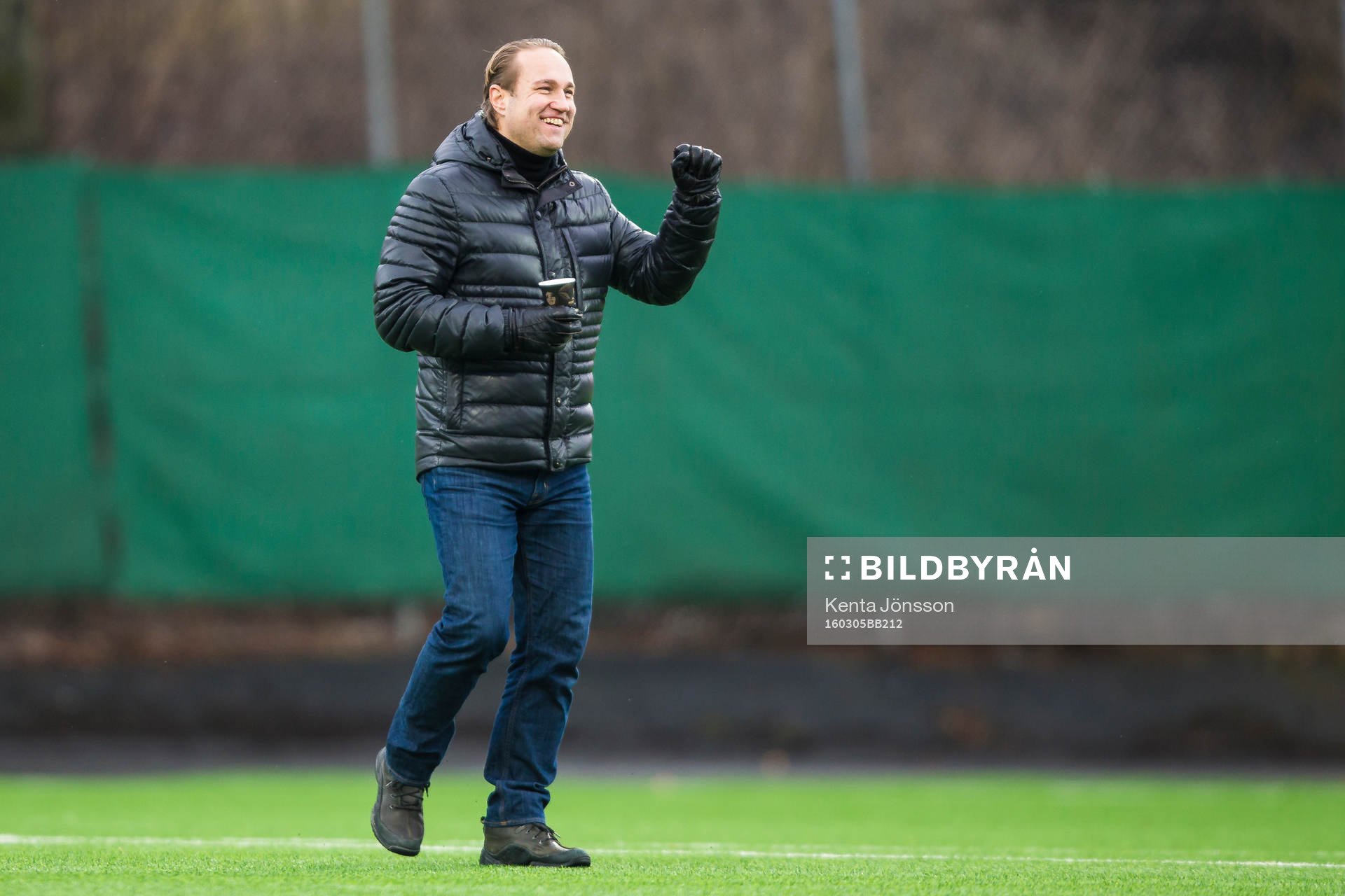 SVT kommentator Chris Härenstam ser glad ut