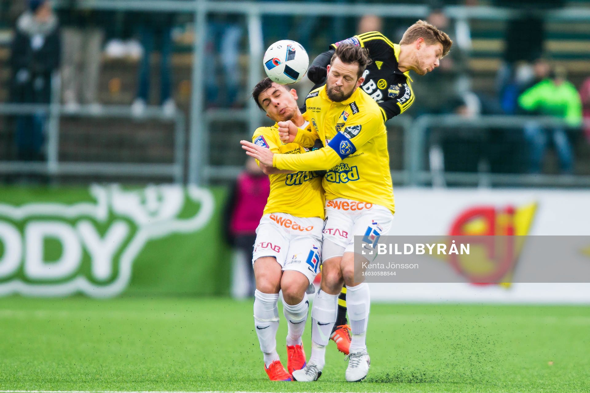 s Anton Salétros i kamp om bollen med Falkenbergs Kamal