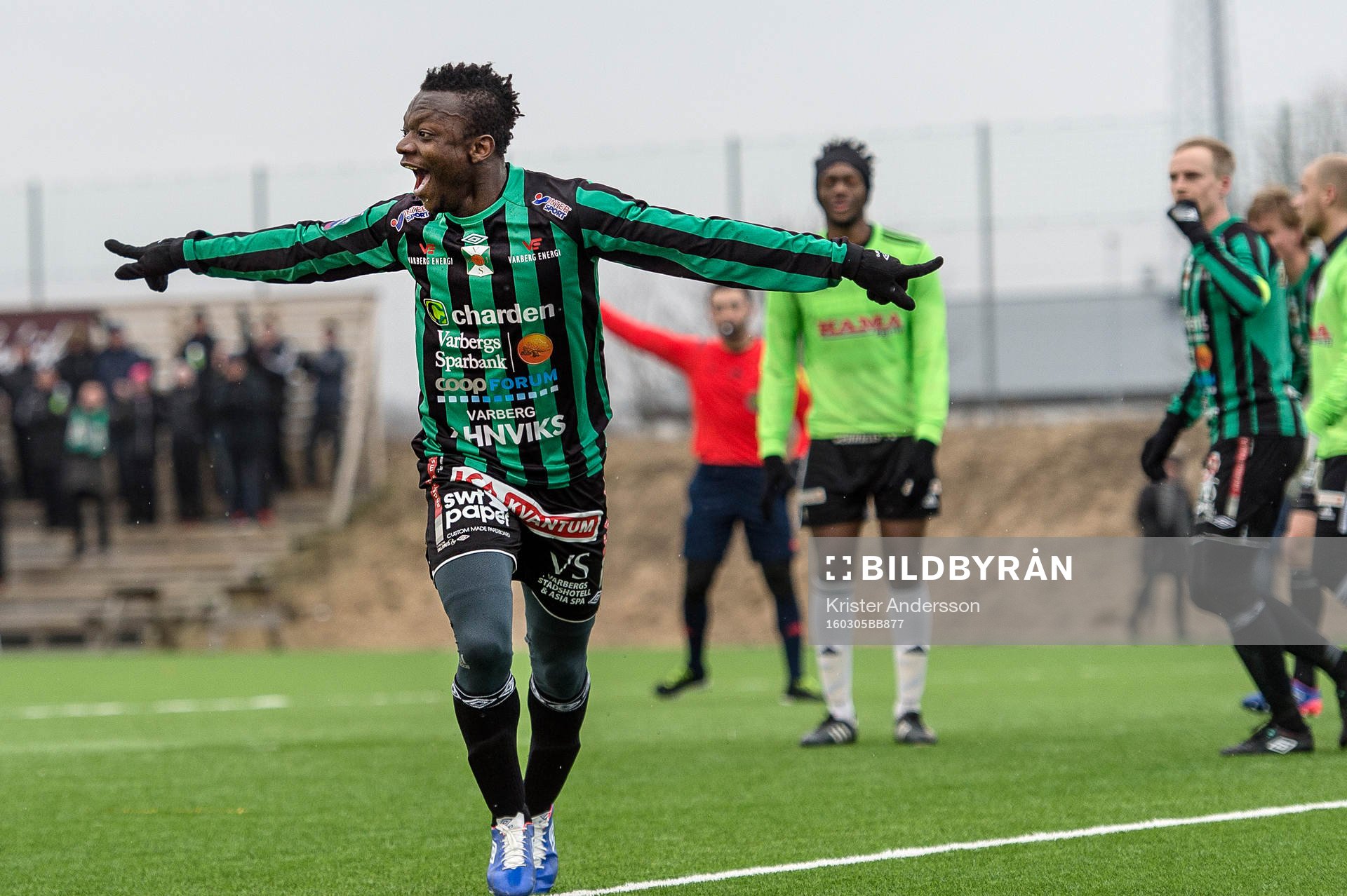 Varbergs Thomas Boakye har gjort 1-0 och jublar