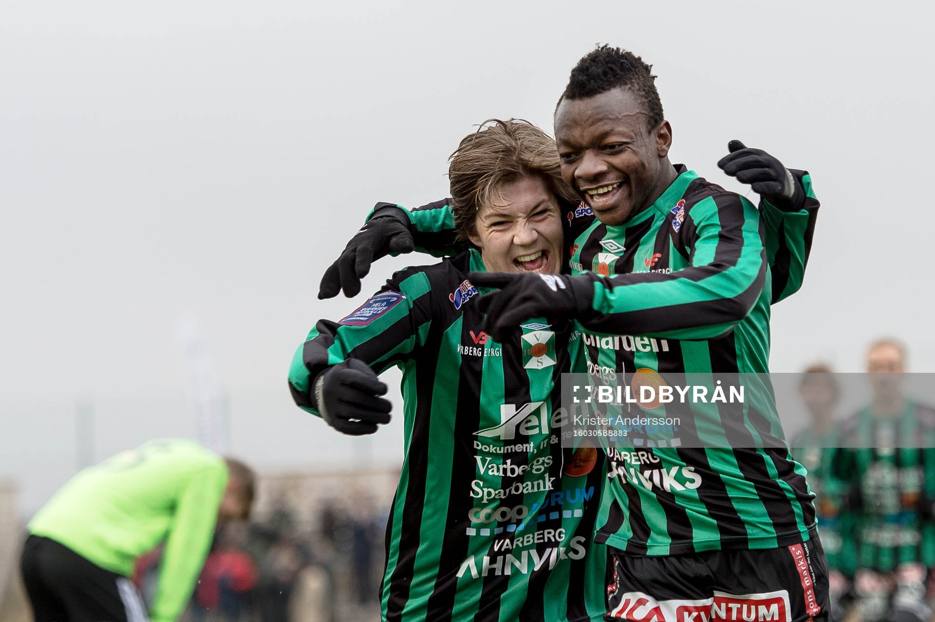 Varbergs Thomas Boakye (h) har gjort 1-0 och jublar