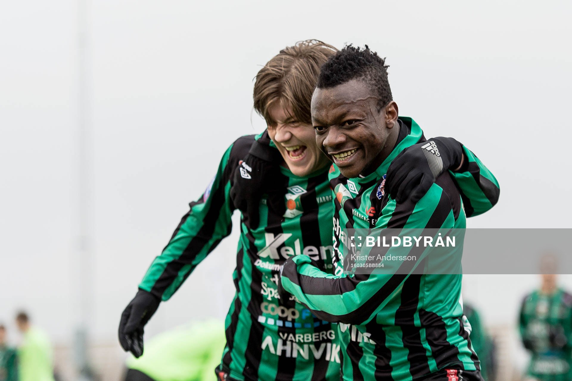 Varbergs Thomas Boakye (h) har gjort 1-0 och jublar tillsammans med Joel Palmquist (v) under fotbollsmatchen i Svenska Cupen mellan Varberg och Tenhult den 5 mars 2016 i Varberg.