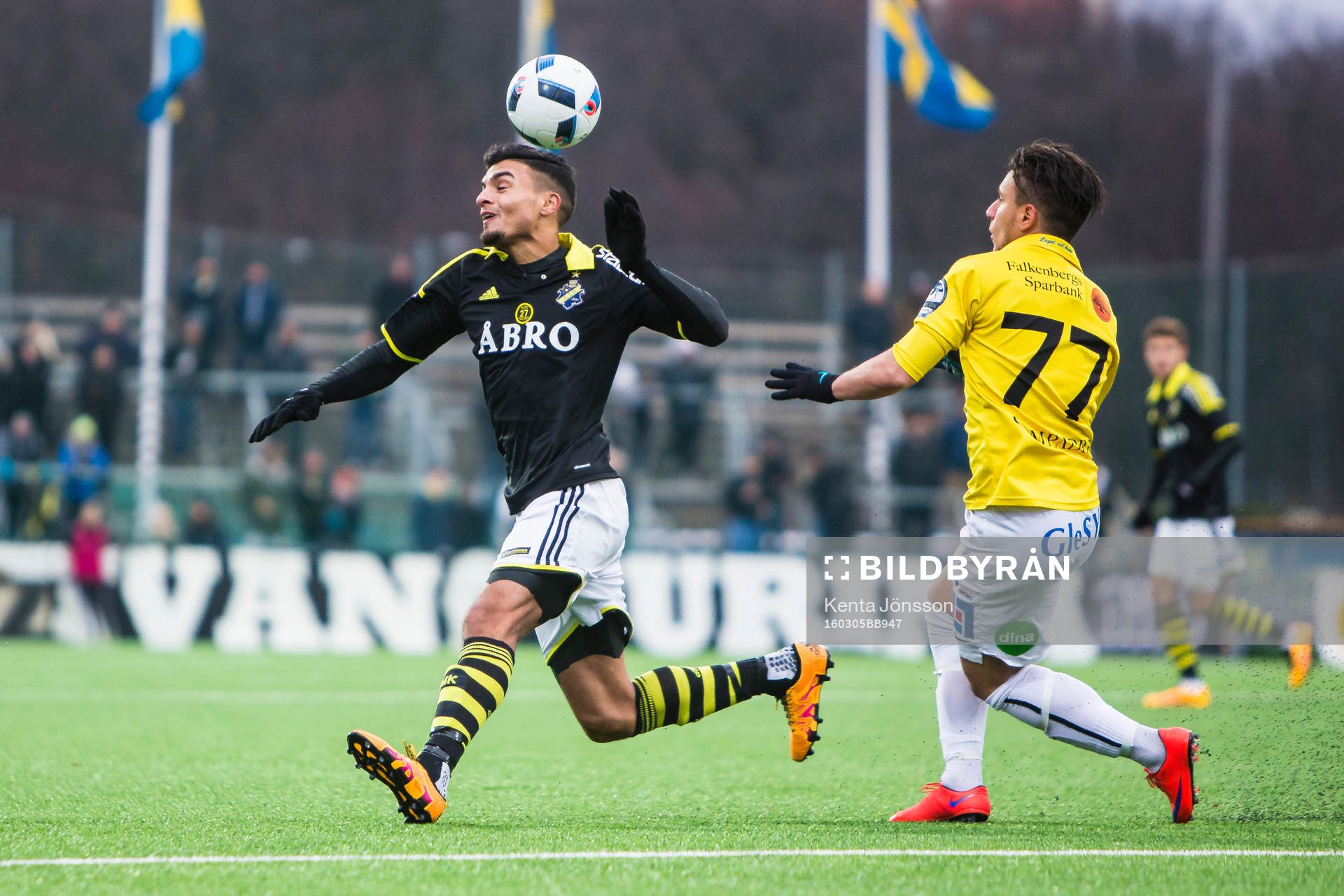 s Ahmed Yasin i kamp om bollen med Falkenbergs Kamal Mustafa