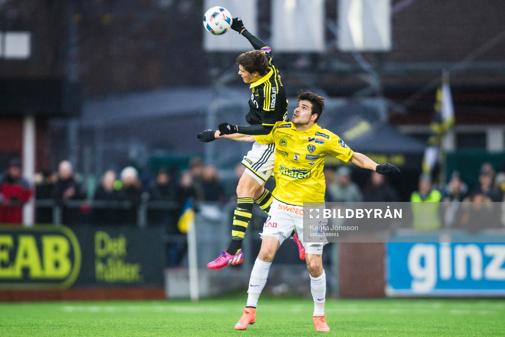 Falkenbergs Zlatan Krizanovic i kamp om bollen med AIK:s Sauli Väisänen under fotbollsmatchen i Svenska Cupen mellan AIK och Falkenberg den 5 Mars 2016 i Solna.