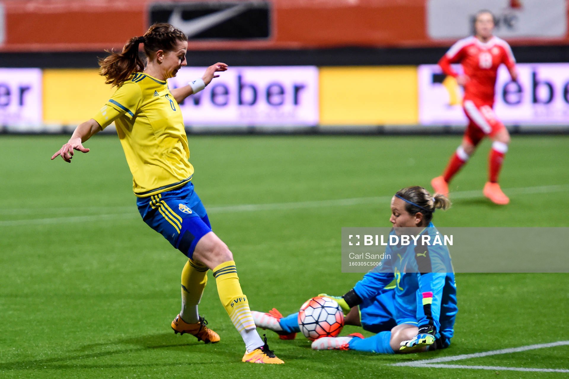 Sveriges Lotta Schelin har ett friläge mot Schweiz