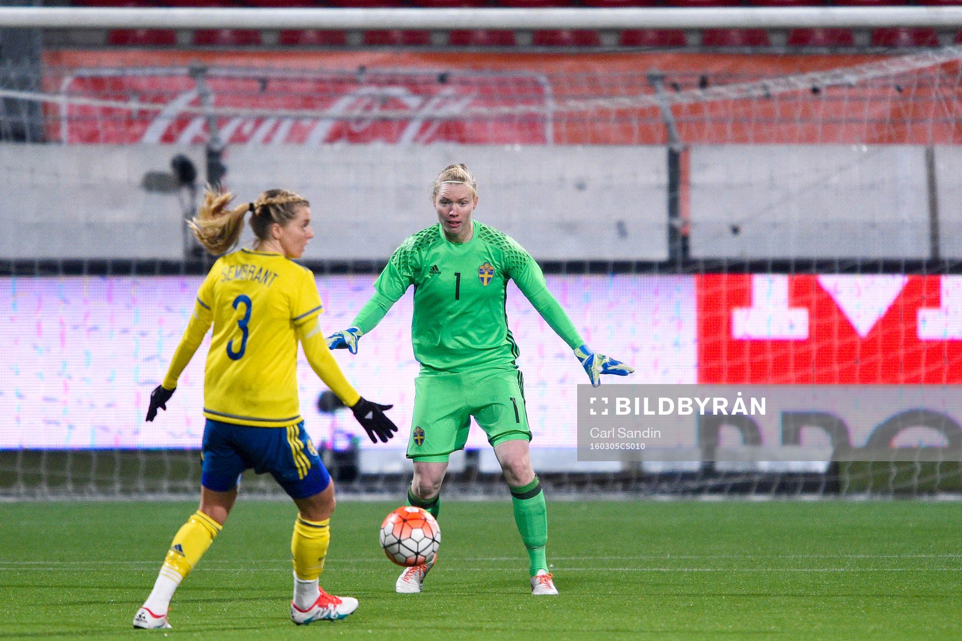Sveriges Linda Sembrant och målvakt Hedvig Lindahl