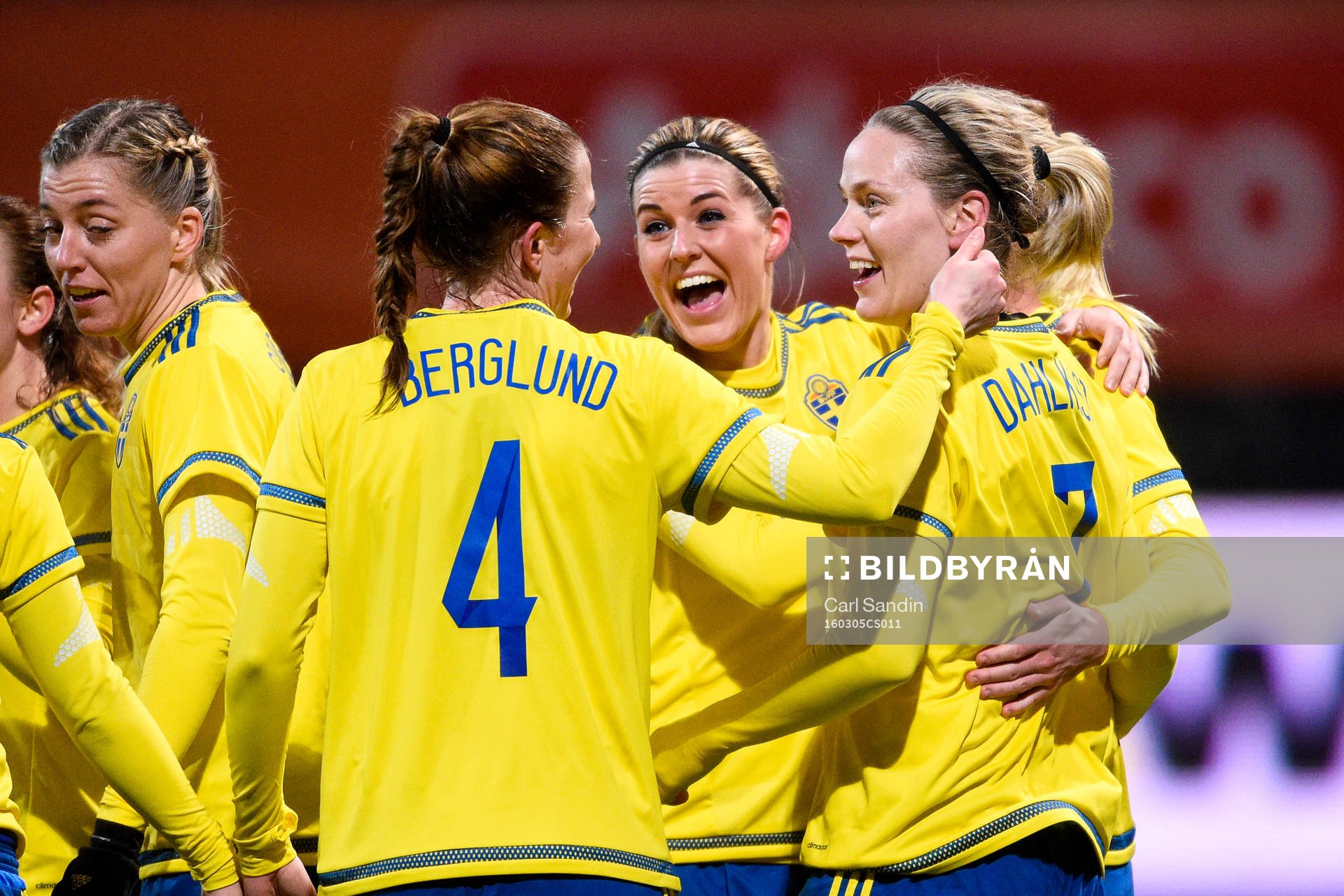 Sveriges Emma Berglund, Olivia Schough och Lisa Dahlkvist firar efter 1-0 under OS-kvalmatchen i fotboll mellan Sverige och Schweiz den 5 mars 2016 i Rotterdam.