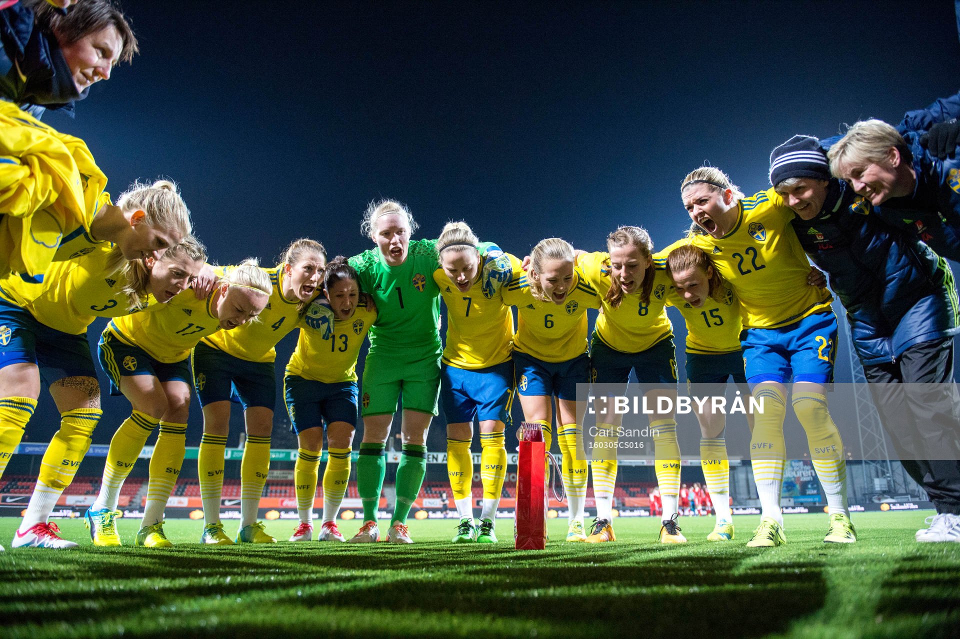 De svenska spelarna samlar innan OS-kvalmatchen i fotboll