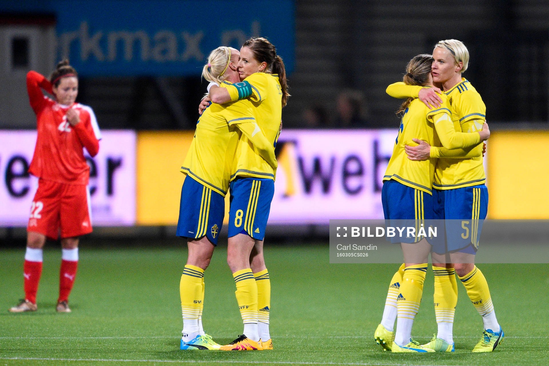 Sveriges Caroline Seger, Lotta Schelin, Magdalena Ericsson och Nilla Fischer jublar efter OS-kvalmatchen i fotboll mellan Sverige och Schweiz den 5 mars 2016 i Rotterdam.