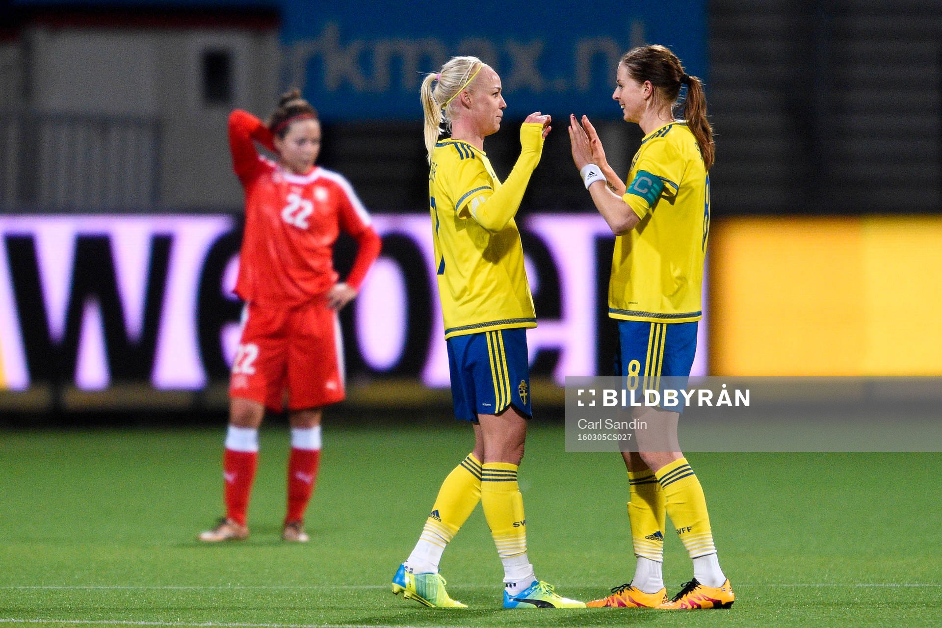 Sveriges Caroline Seger och Lotta Schelin jublar