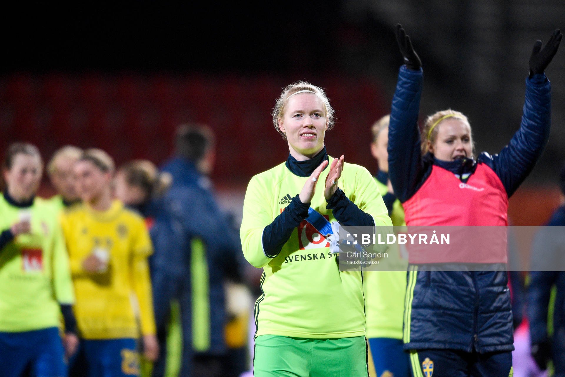 Sveriges målvakt Hedvig Lindahl jublar