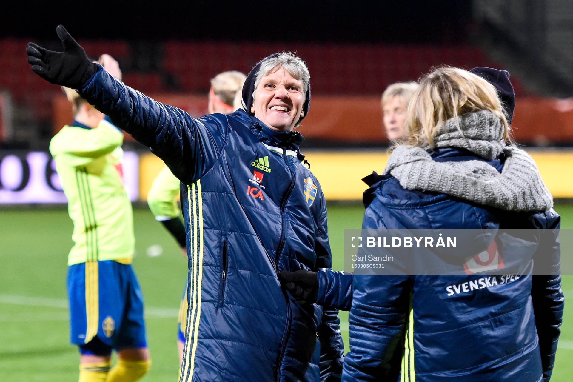 Sveriges förbundskapten Pia Sundhage vinkar till publiken efter OS-kvalmatchen i fotboll mellan Sverige och Schweiz den 5 mars 2016 i Rotterdam.