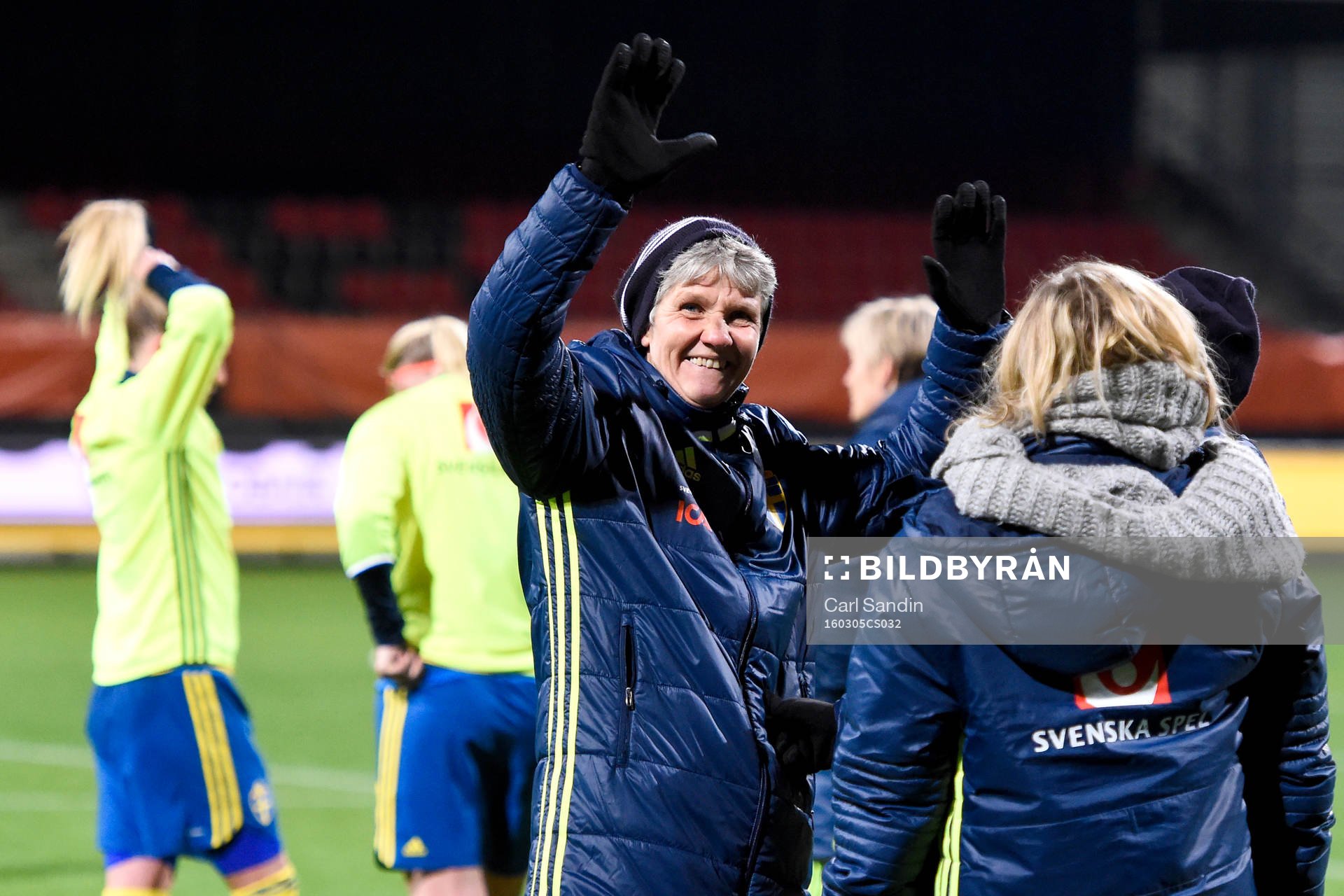 Sveriges förbundskapten Pia Sundhage vinkar till publiken