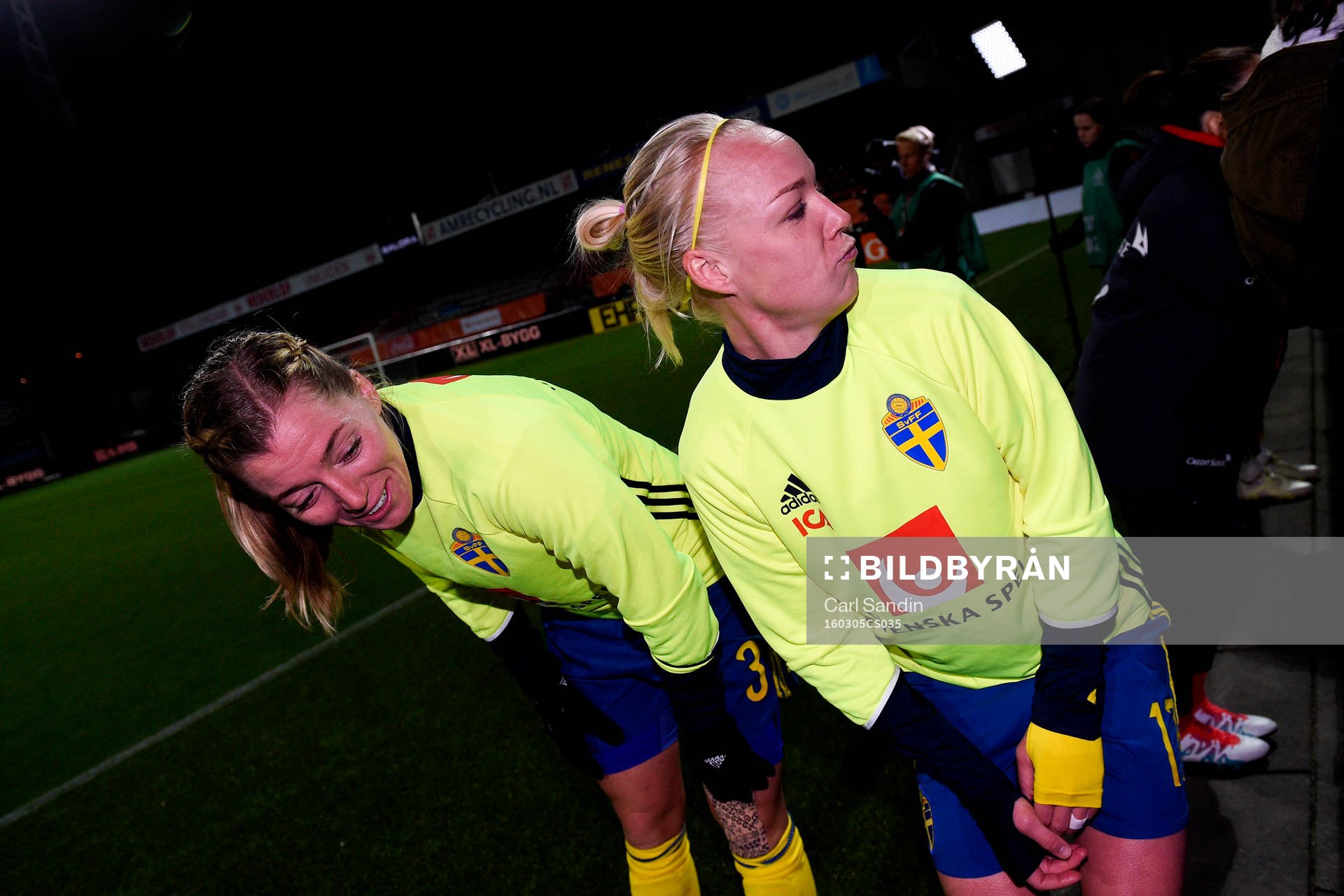 Sveriges Linda Sembrant och Caroline Seger visar hur Seger