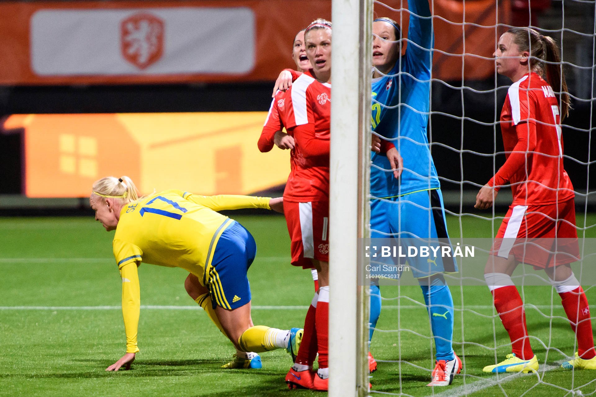 De schweiziska spelarna vinkar för offside