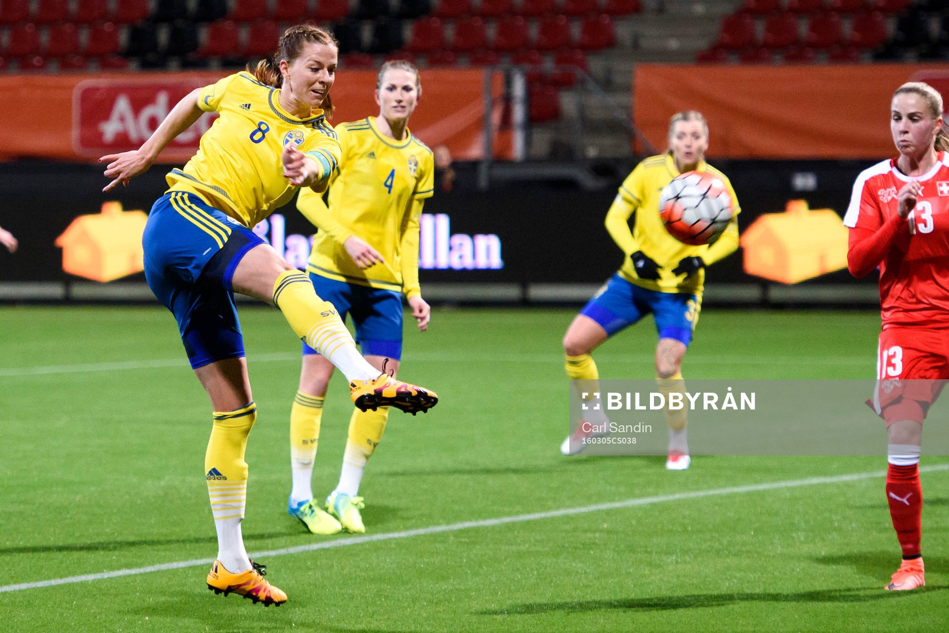 Sveriges Lotta Schelin skjuter mot mål och bollen tar i ribban under OS-kvalmatchen i fotboll mellan Sverige och Schweiz den 5 mars 2016 i Rotterdam.