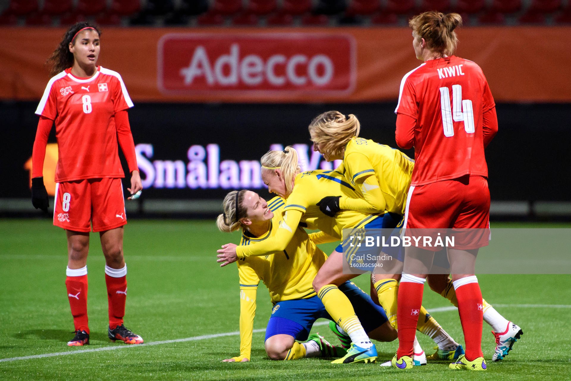 Lisa Dahlkvist, Caroline Seger och Linda Sembrant jublar