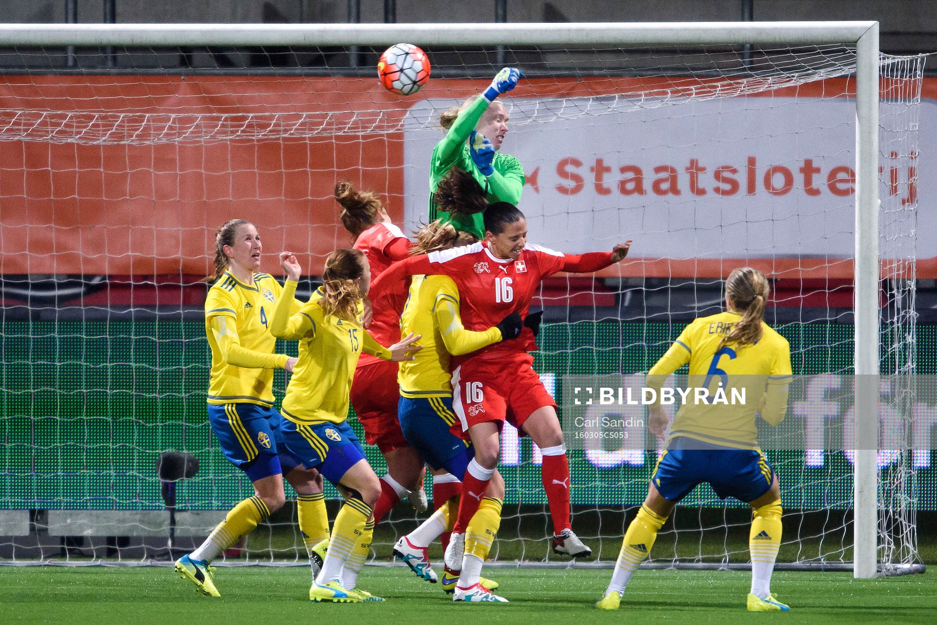 Sveriges målvakt Hedvig Lindahl boxar undan bollen
