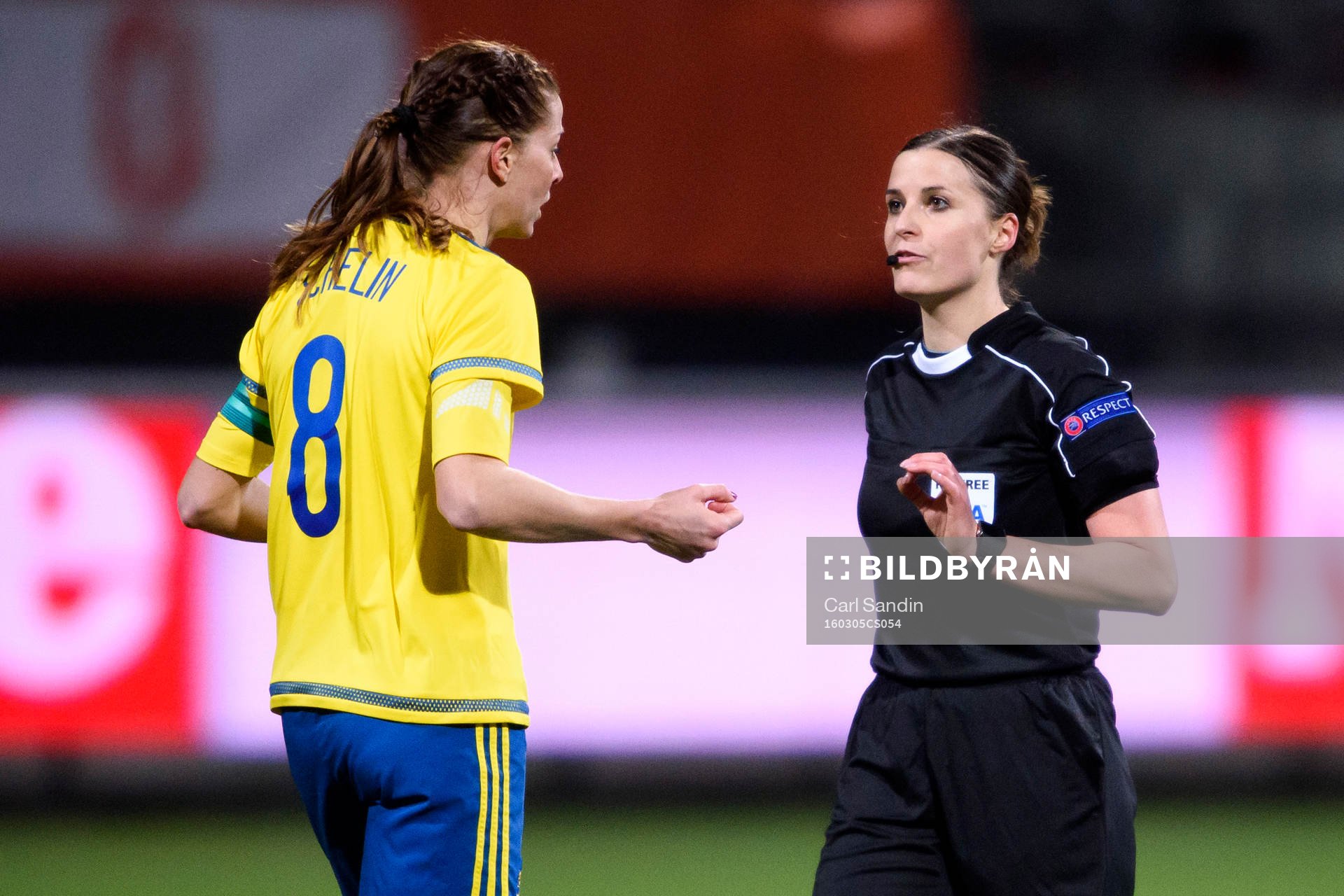 Sveriges Lotta Schelin pratar med domare Katalin Kulcsar