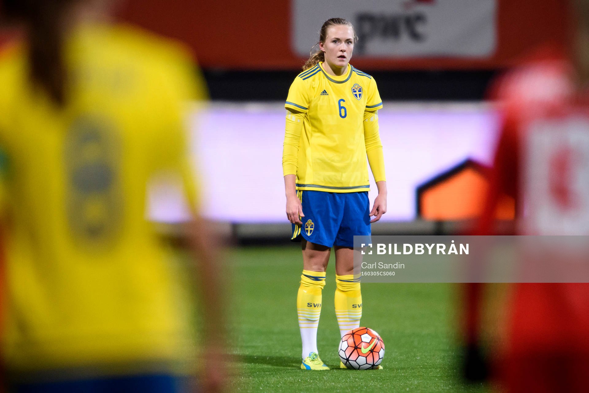 Sveriges Magdalena Ericsson gör sig redo att slå en