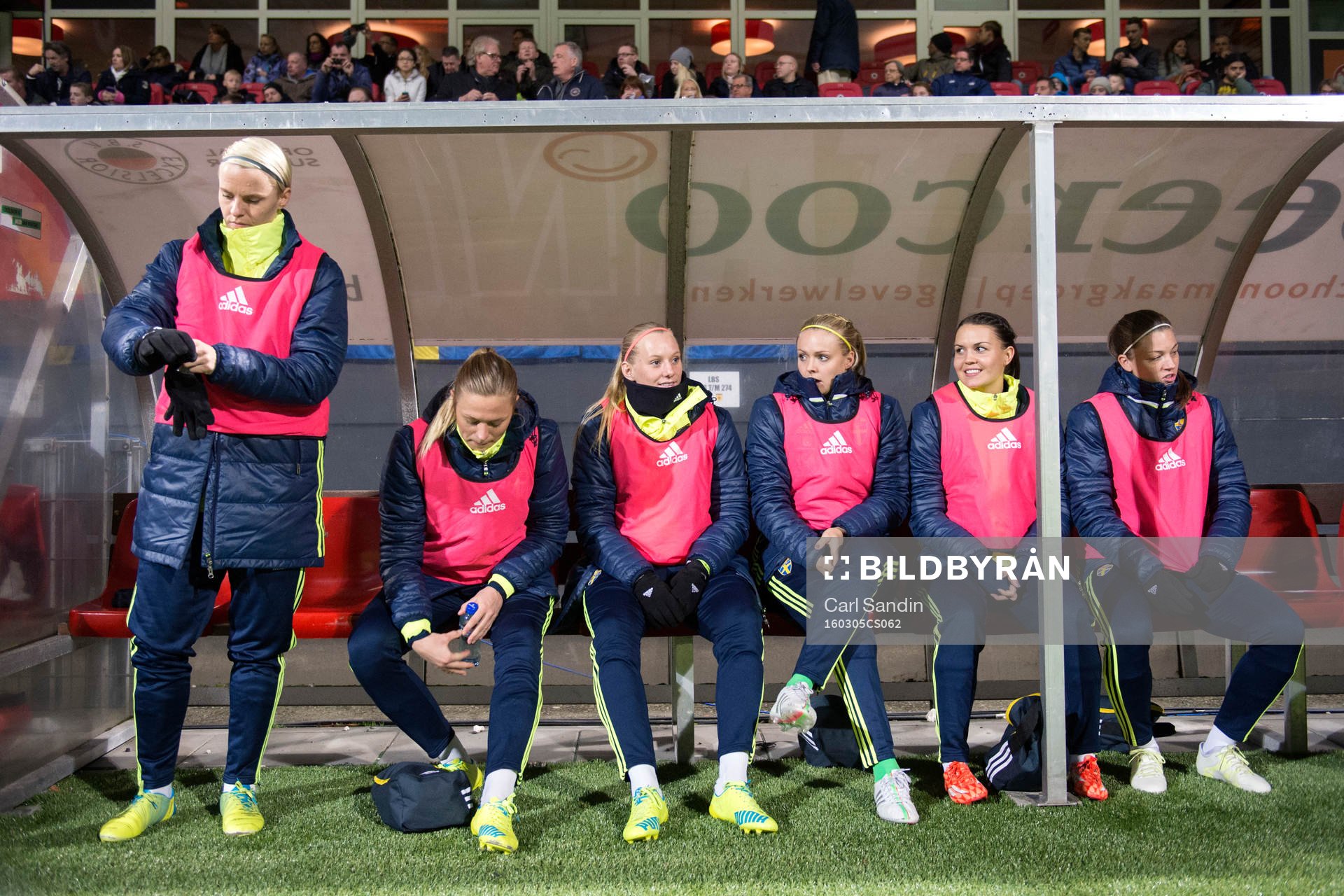Sveriges Nilla Fischer, Fridolina Rolfö, Stina Blackstenius, målvakt Hilda Carlén, Emilia Appelqvist och Pauline Hammarlund på bänken innan OS-kvalmatchen i fotboll mellan Sverige och Schweiz den 5 mars 2016 i Rotterdam.