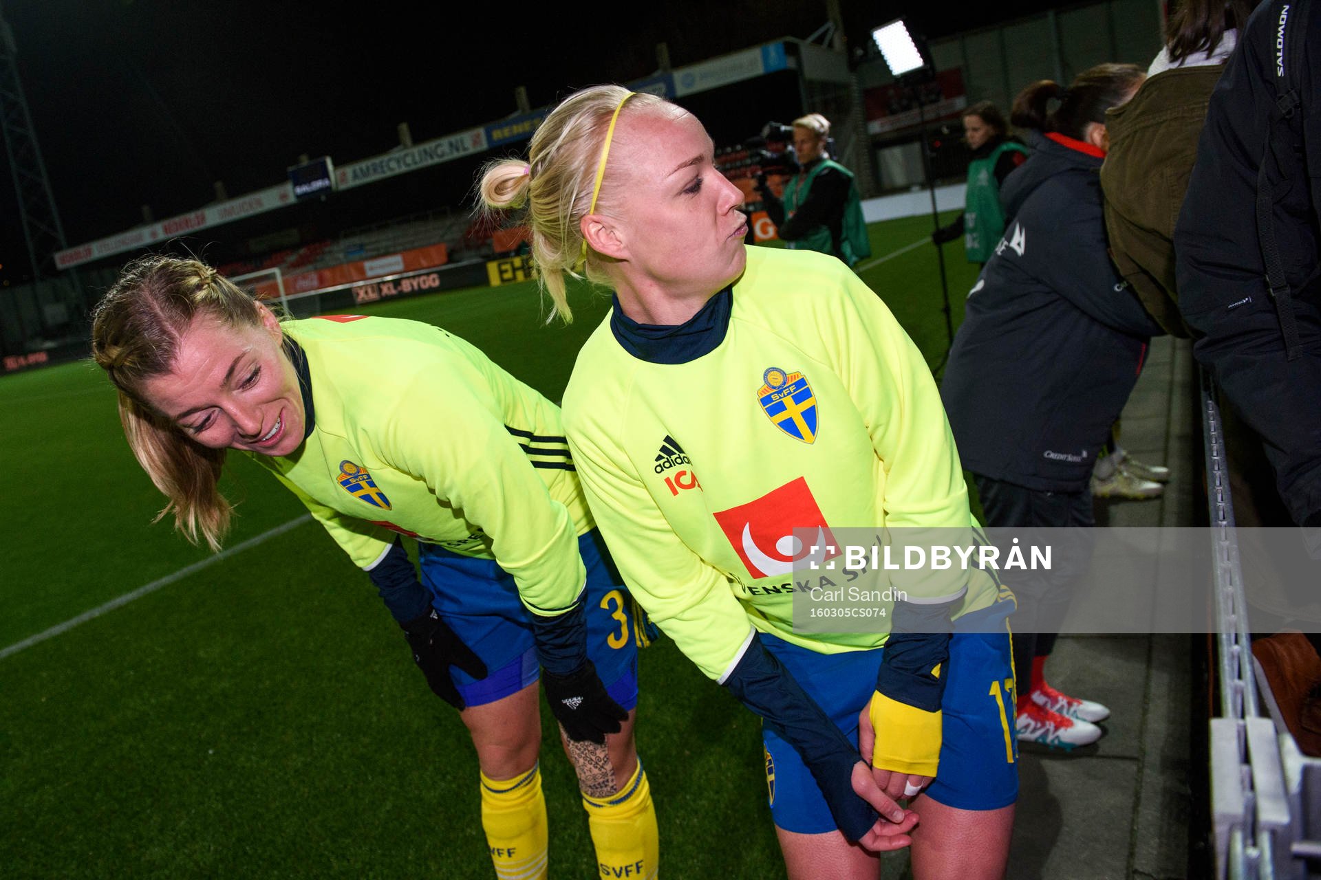 Sveriges Linda Sembrant och Caroline Seger visar hur Caroline Seger gjorde 1-0-målet efter OS-kvalmatchen i fotboll mellan Sverige och Schweiz den 5 mars 2016 i Rotterdam.