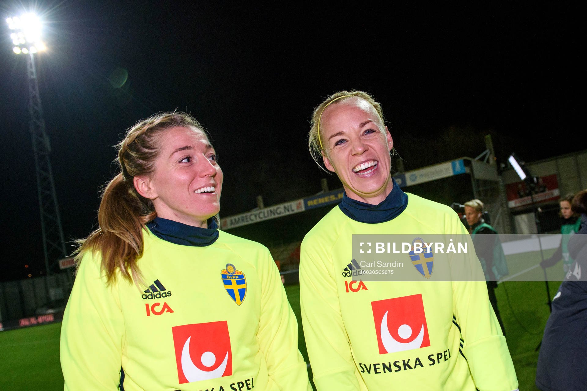 Sveriges Linda Sembrant och Caroline Seger jublar efter OS-kvalmatchen i fotboll mellan Sverige och Schweiz den 5 mars 2016 i Rotterdam.