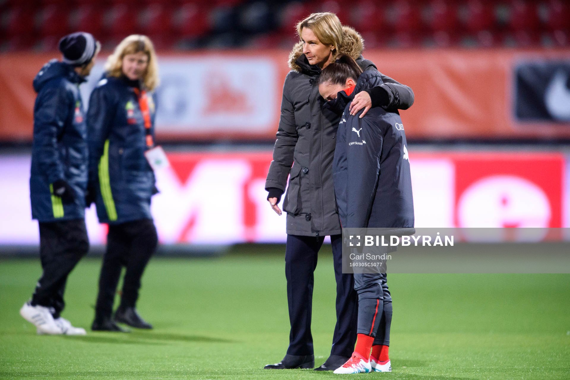Schweiz förbundskapten Martina Voss-Tecklenburg klappar om