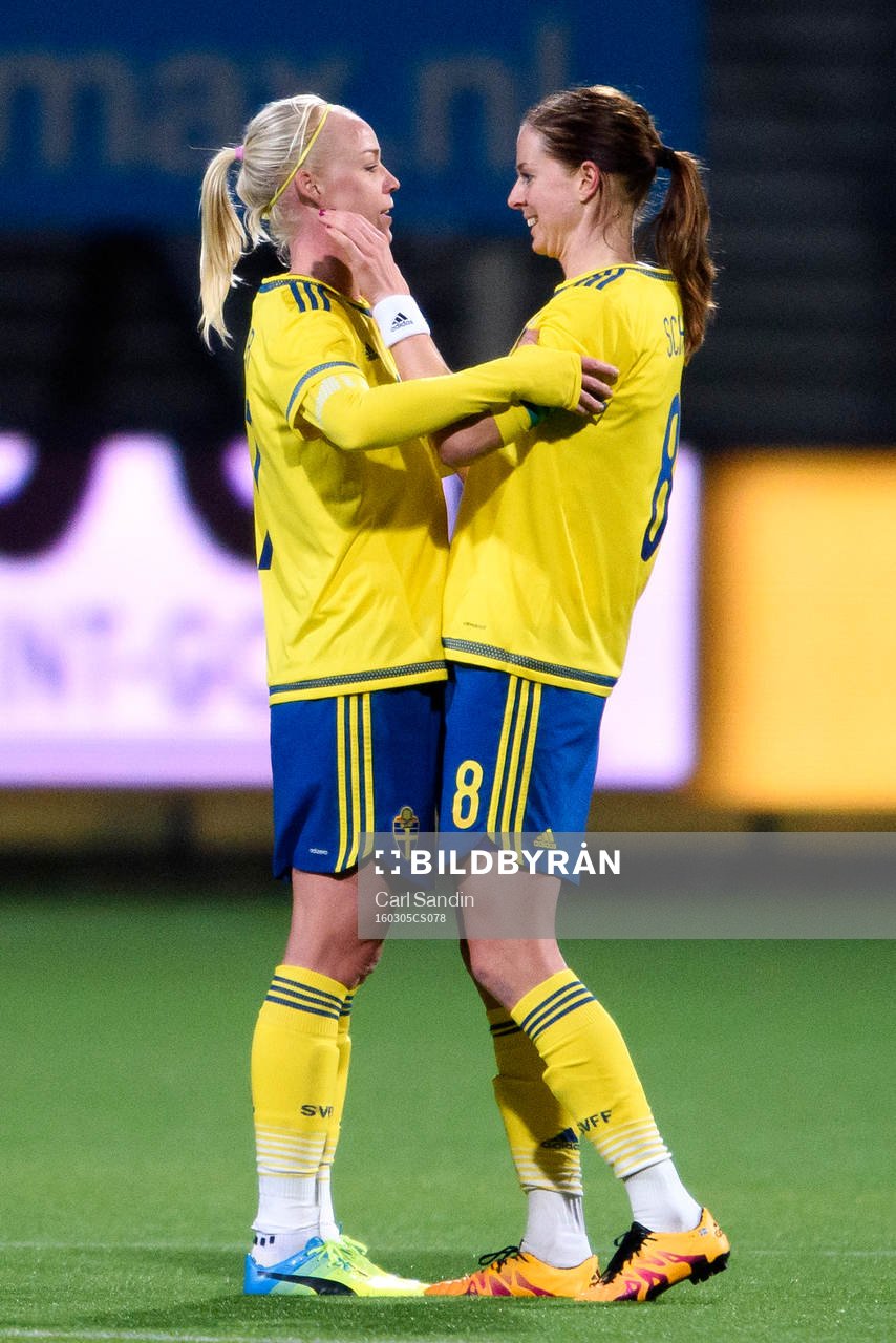 Sveriges Caroline Seger och Lotta Schelin jublar