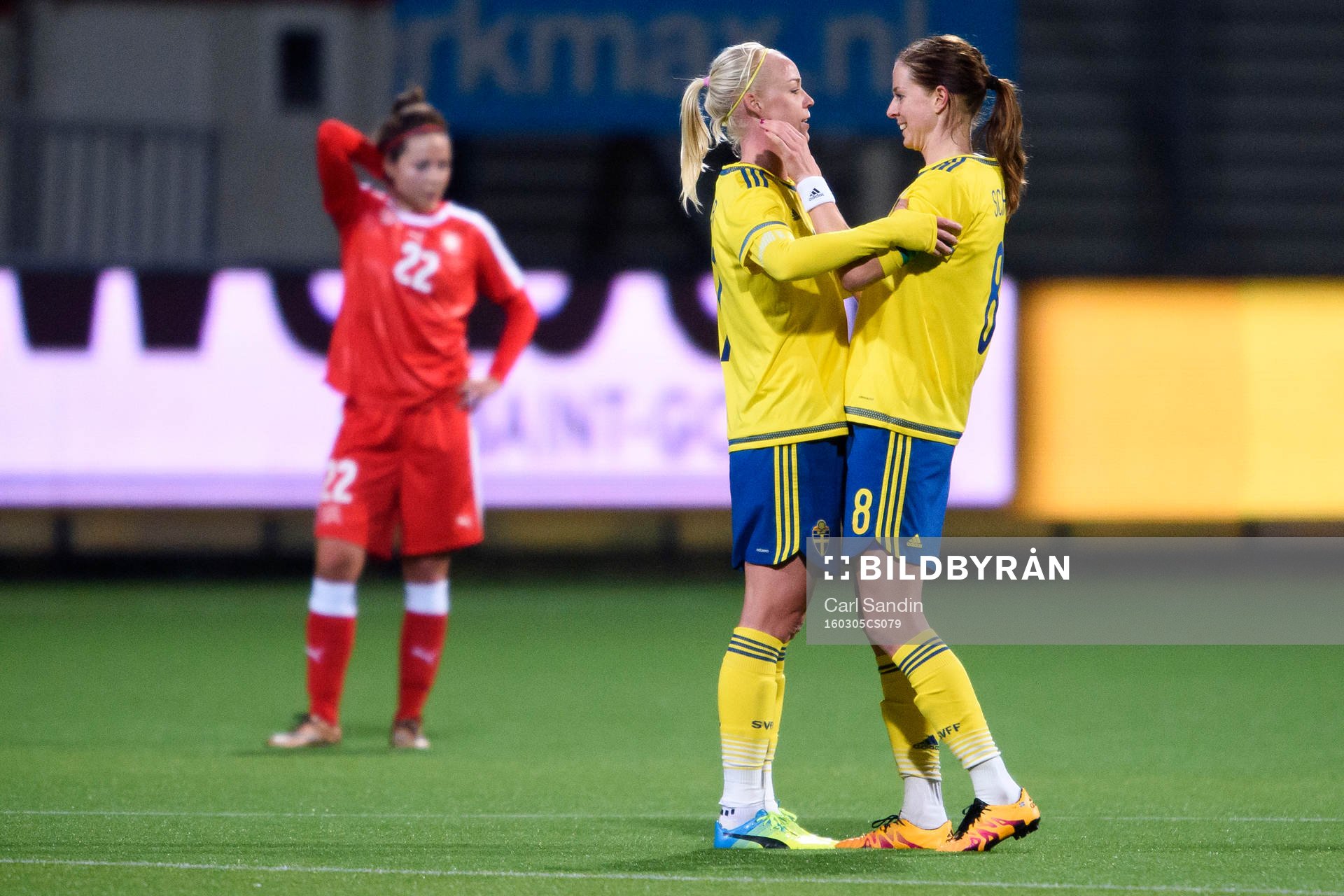 Sveriges Caroline Seger och Lotta Schelin jublar