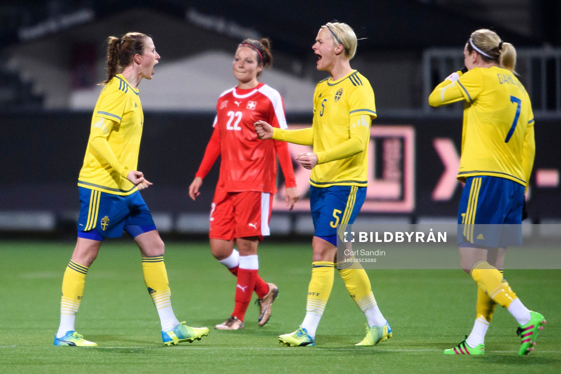 Sveriges Emma Berglund och Nilla Fischer jublar