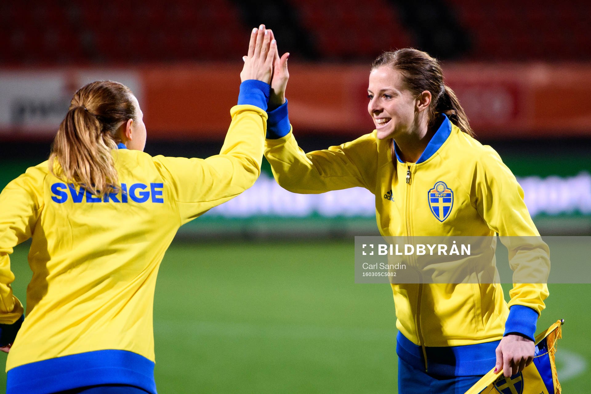 Sveriges Jessica Samuelsson och Lotta Schelin jublar innan