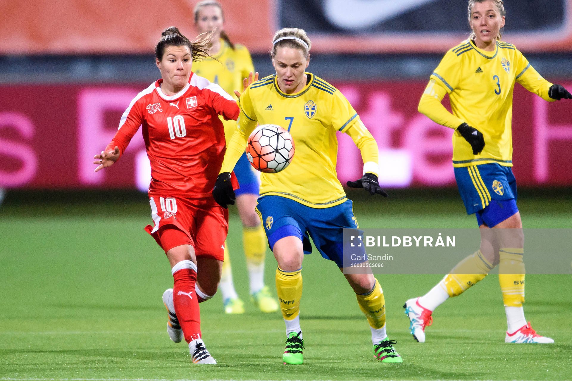 Schweiz Ramona Bachmann i närkamp med Sveriges Lisa Dahlkvist under OS-kvalmatchen i fotboll mellan Sverige och Schweiz den 5 mars 2016 i Rotterdam.
