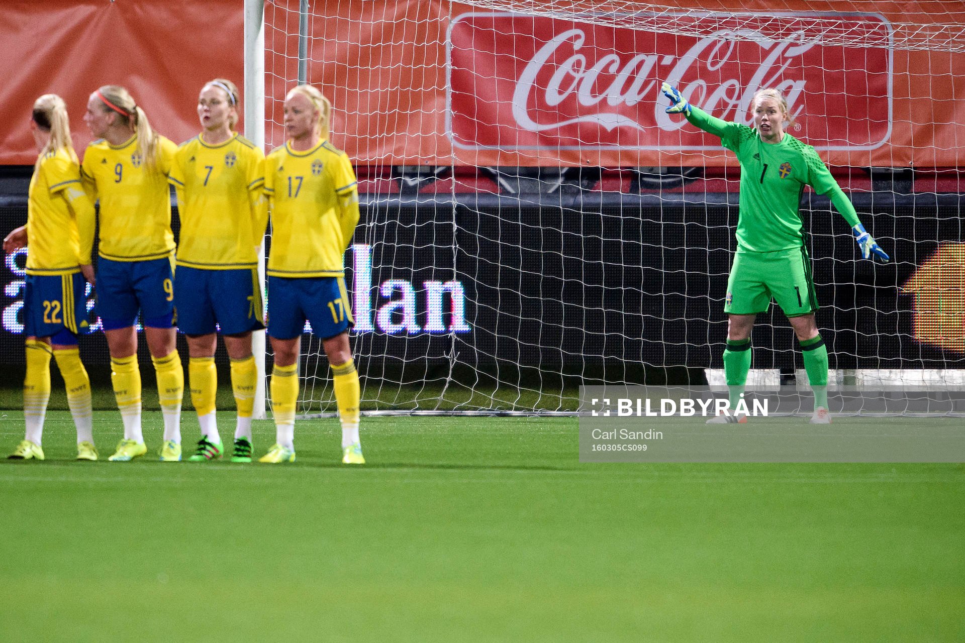 Sveriges målvakt Hedvig Lindahl dirigerar muren