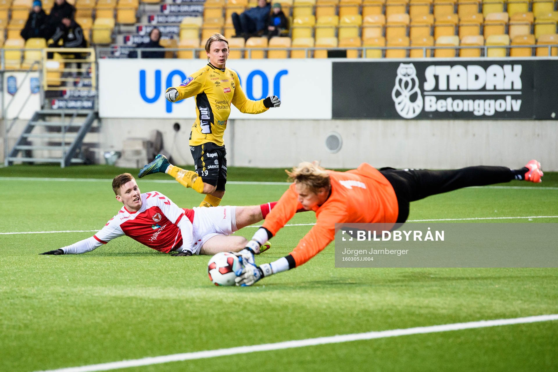 Elfsborgs Simon Hedlund skjuter och skott täcks av Kalmars