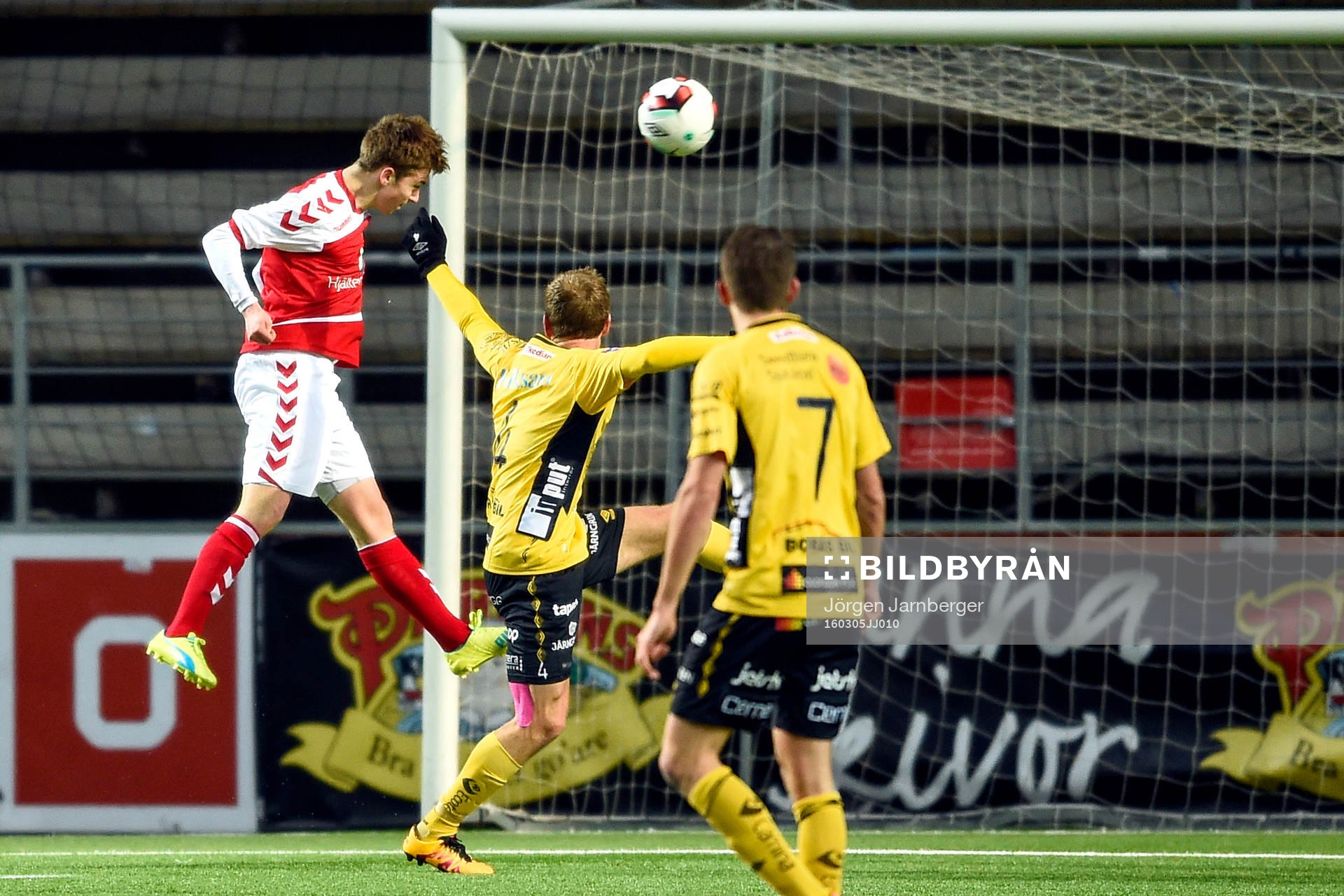 Kalmars Carl Johansson nickar in 0-1