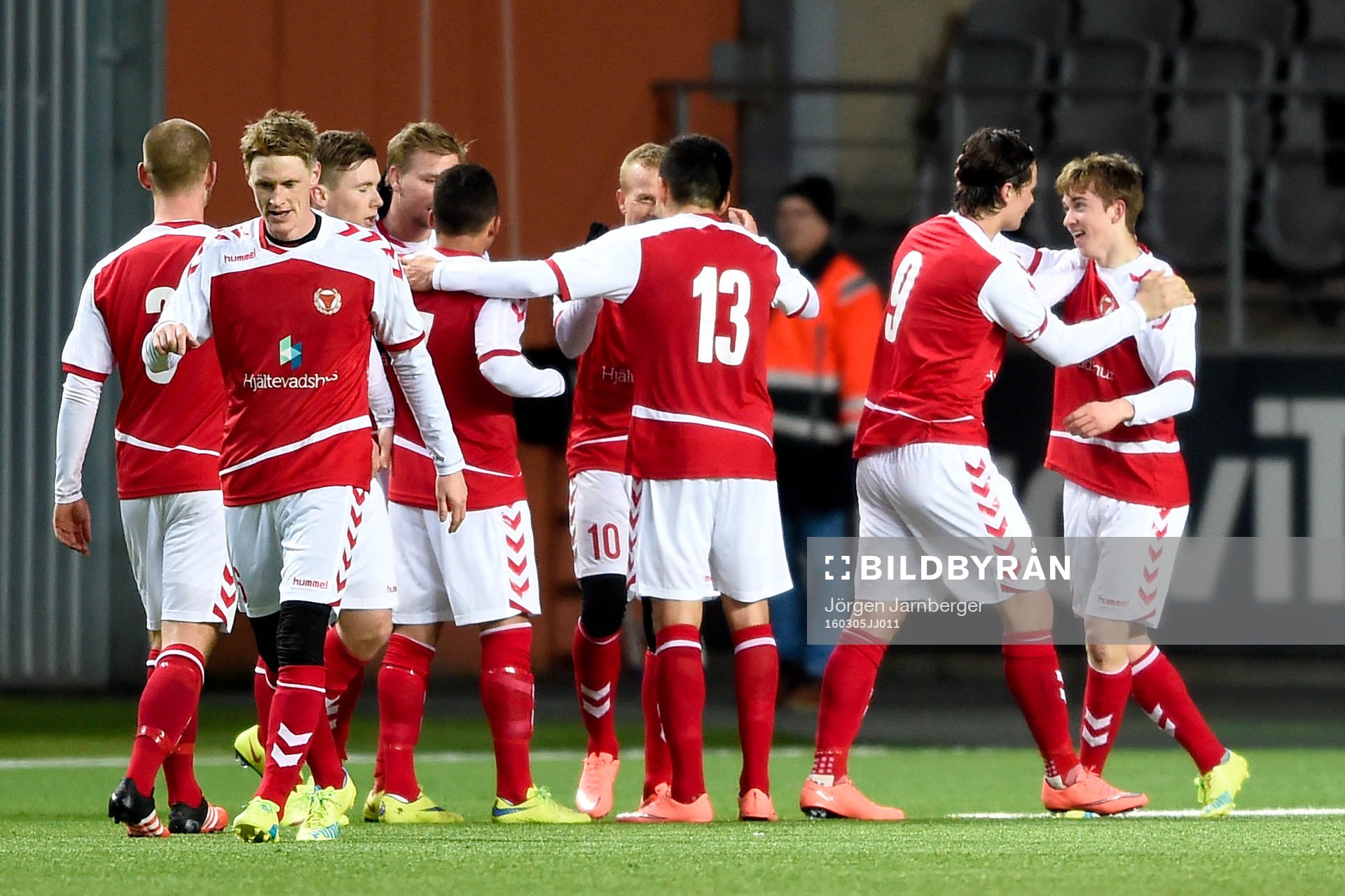 Kalmars Carl Johansson jublar efter 0-1 under en fotbollsmatch i Svenska cupen mellan Elfsborg och Kalmar den 5 mars 2016 i Borås.