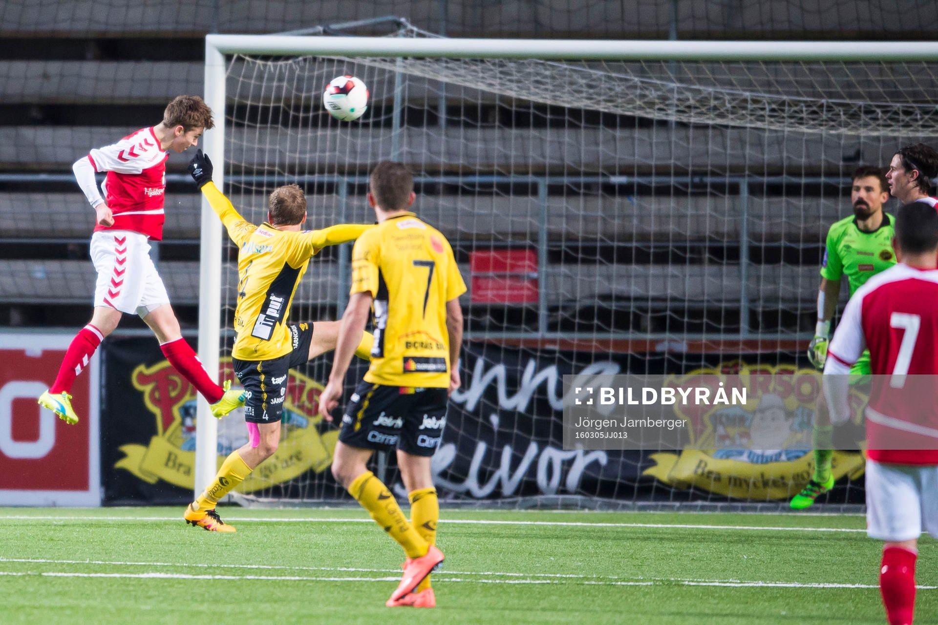 Kalmars Carl Johansson nickar in 0-1