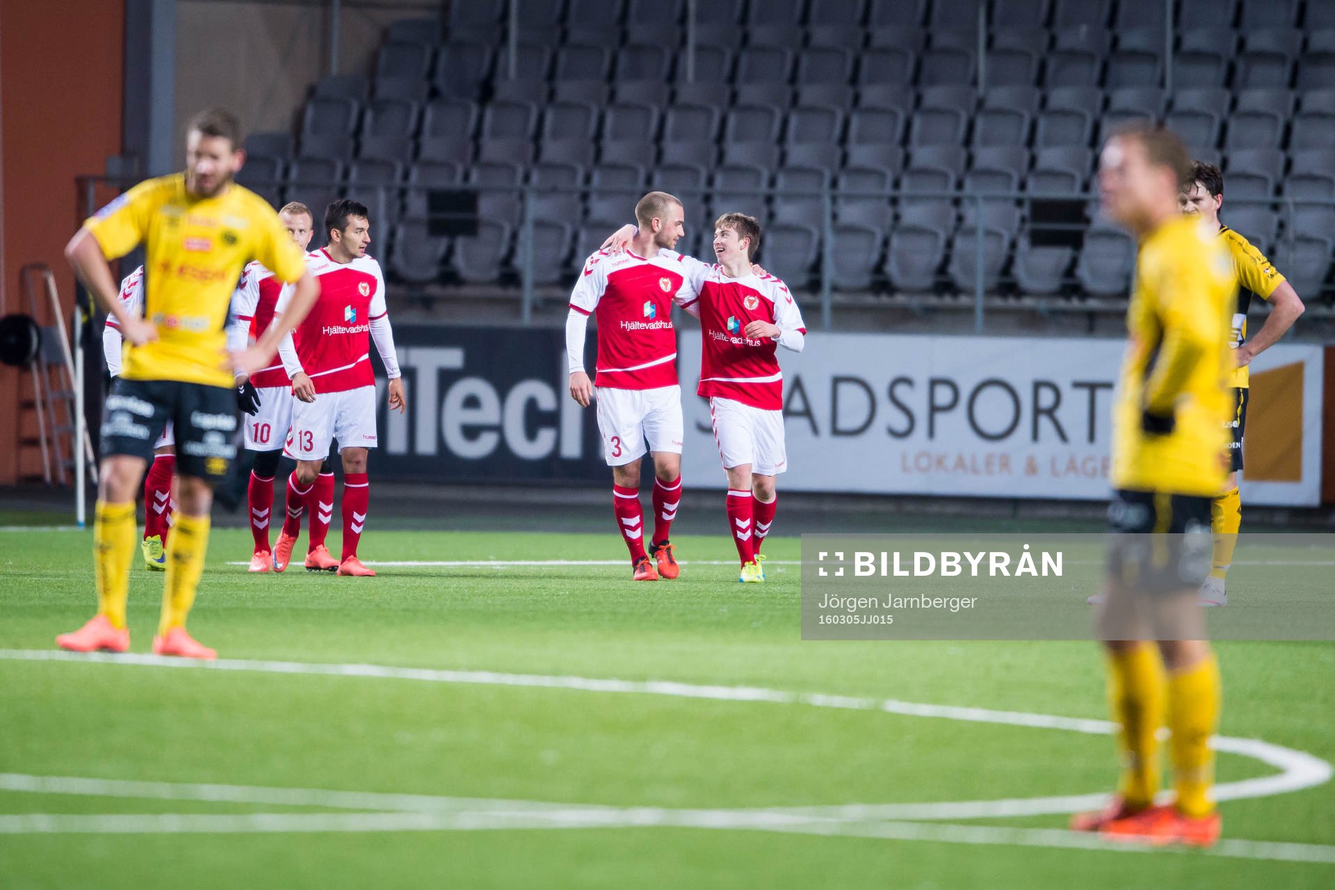 Kalmars Carl Johansson (h) klappas om av Sebastian