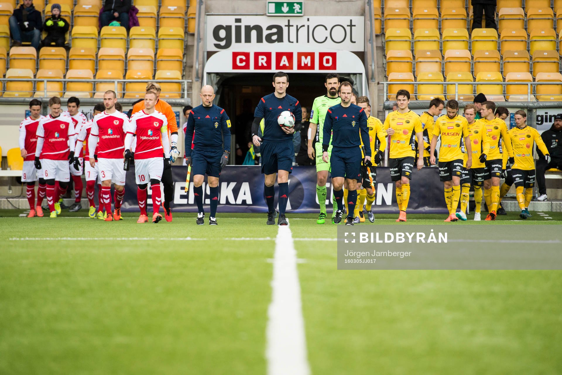 Lagen kommer in till match med Domare Nermin Cisic i spetsen under en fotbollsmatch i Svenska cupen mellan Elfsborg och Kalmar den 5 mars 2016 i Borås.