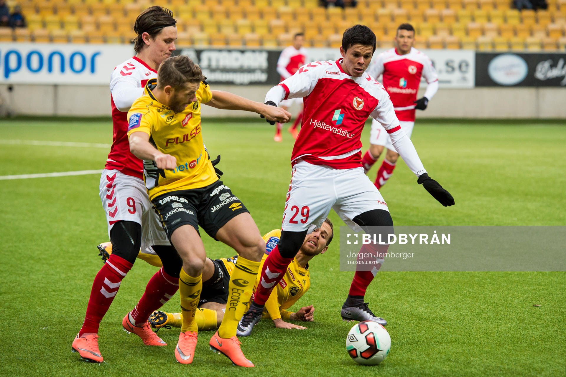 Kamp mellan Kalmars Romário Pereira Sipião (h), Marcus Antonsson (v) och Elfsborgs Marcus Rohdén (v) och Anders Randrup (liggandes) under en fotbollsmatch i Svenska cupen mellan Elfsborg och Kalmar den 5 mars 2016 i Borås.