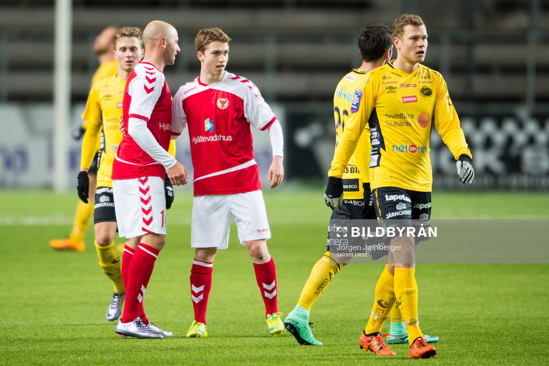 Kalmars Carl Johansson som gjorde 0-1 målet klappas om av Stefan Larsson efter en fotbollsmatch i Svenska cupen mellan Elfsborg och Kalmar den 5 mars 2016 i Borås.