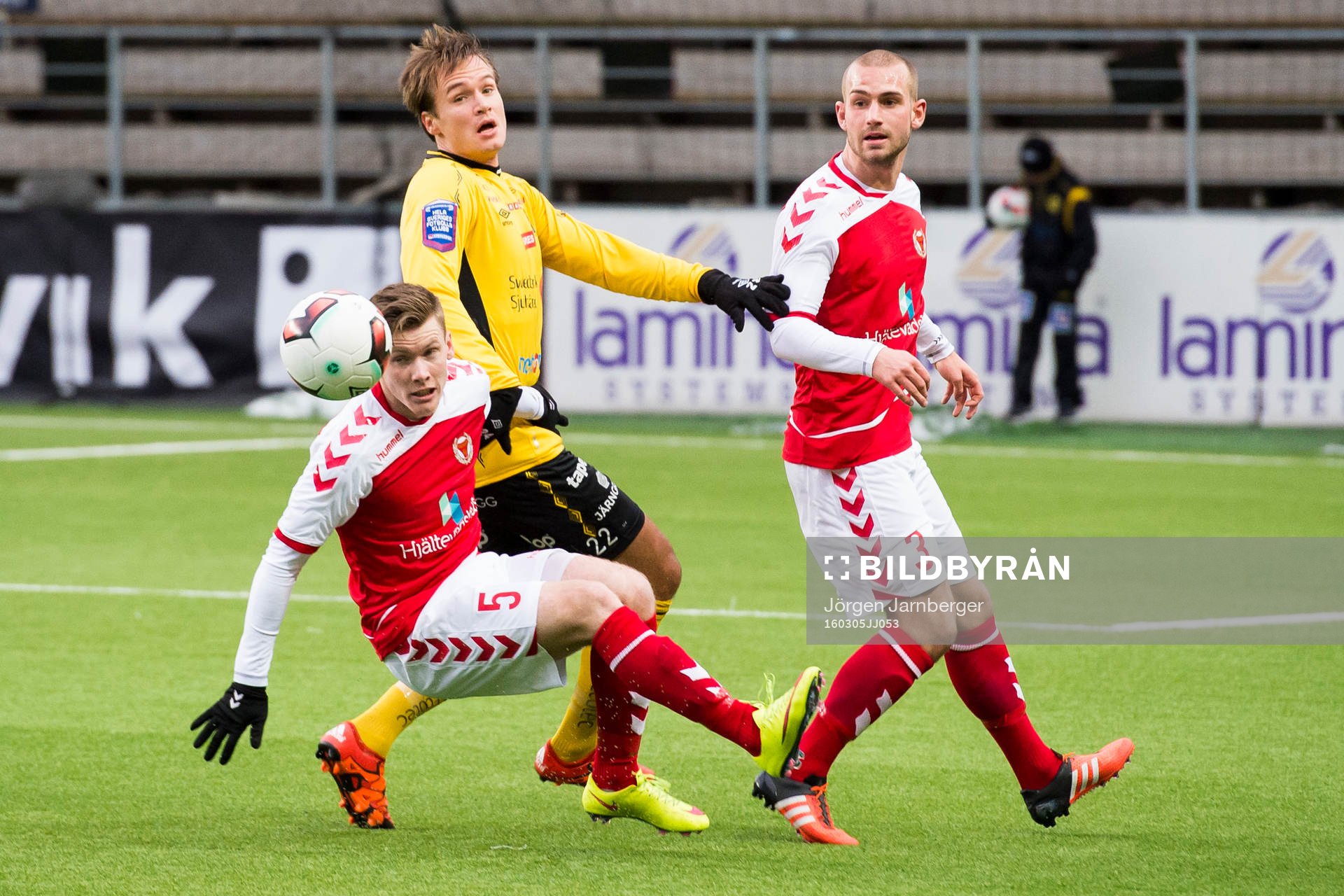 Elfsborgs Viktor Prodell i kamp med Kalmars Victor Agardius och Sebastian Starke-Hedlund under en fotbollsmatch i Svenska cupen mellan Elfsborg och Kalmar den 5 mars 2016 i Borås.