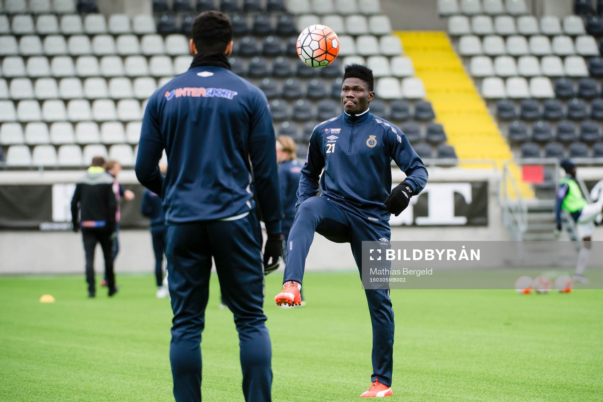 Gefles Kwame Bonsu värmer upp