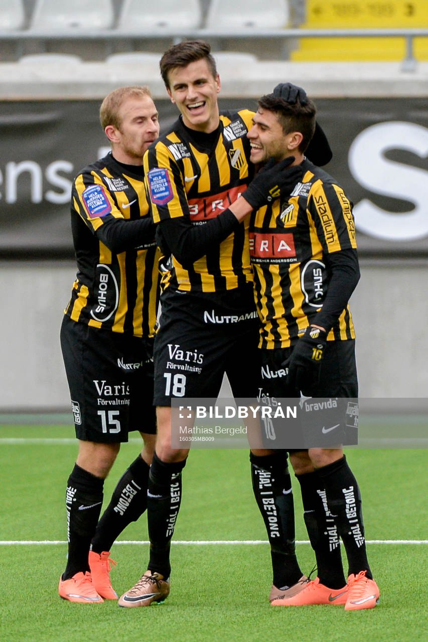 Häckens Kari Arkivuo och Alexander Jeremejeff jublar med