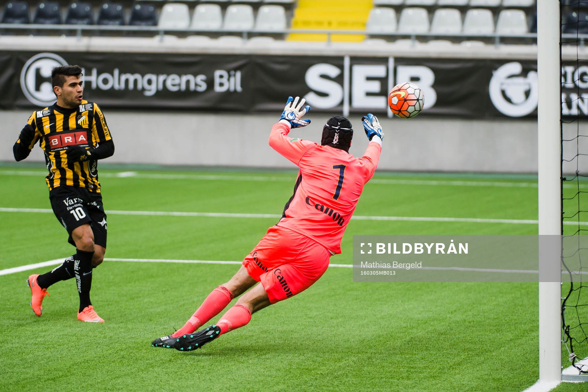 Häckens Paulinho gör 1-0 på Gefles målvakt Emil Hedvall