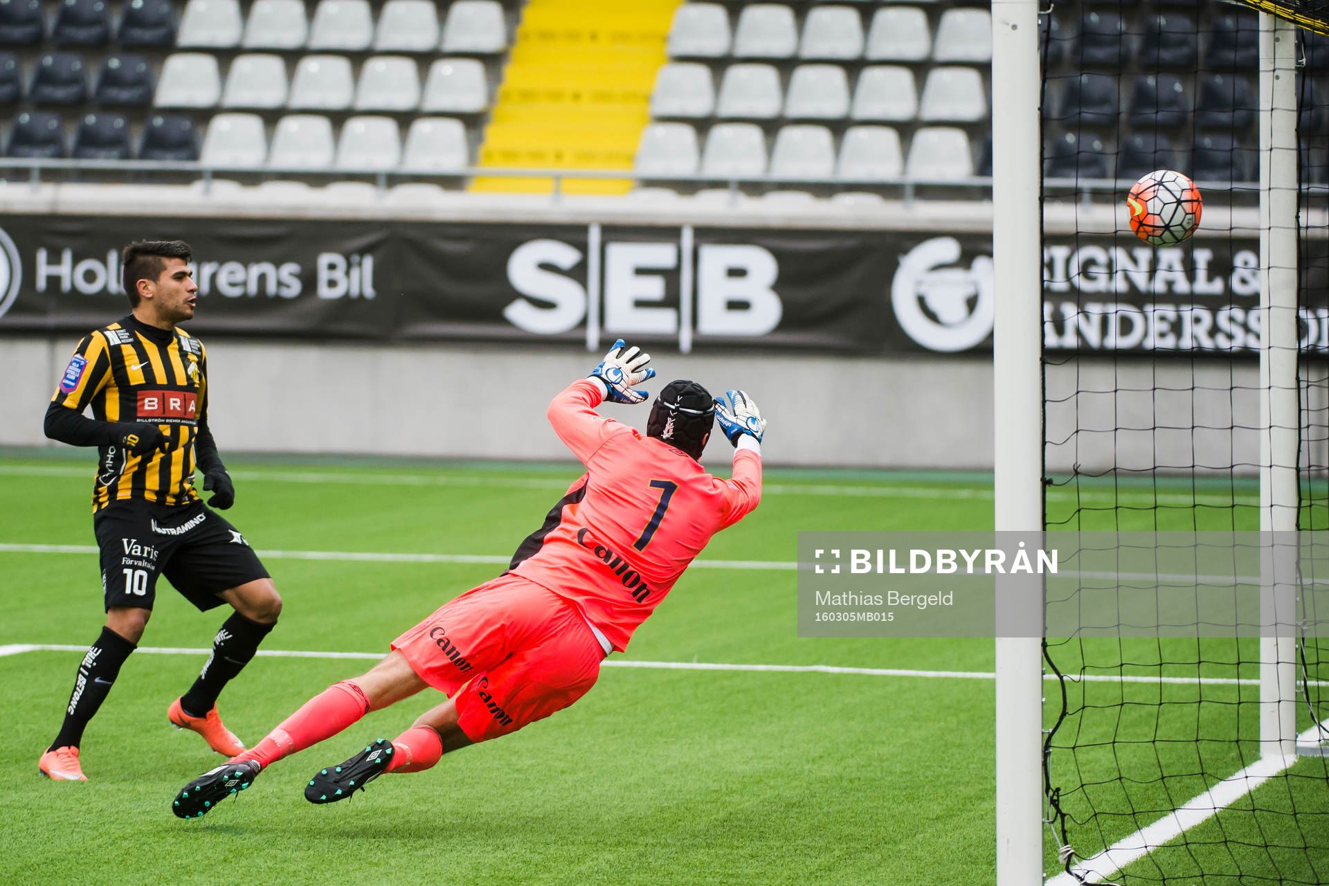 Häckens Paulinho gör 1-0 på Gefles målvakt Emil Hedvall